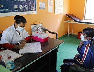 Élève et infirmière lors d'une consultation médicale au Népal