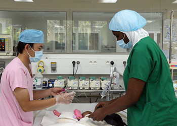 Un infirmier et une infirmière en salle de réanimation