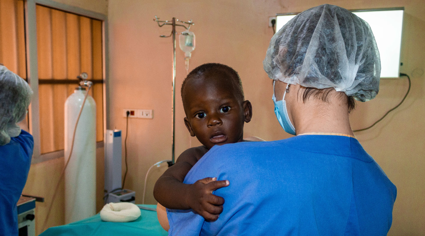 Un père avec son enfant à l'IMFE de Kaboul