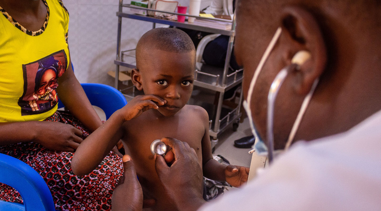 Une mère avec sa fille à l'IMFE de Kaboul