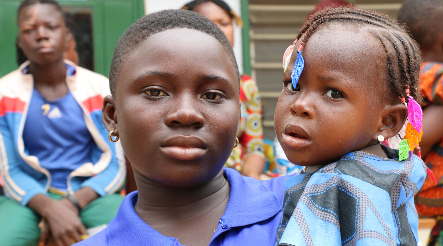 Un père avec son enfant à l'IMFE de Kaboul