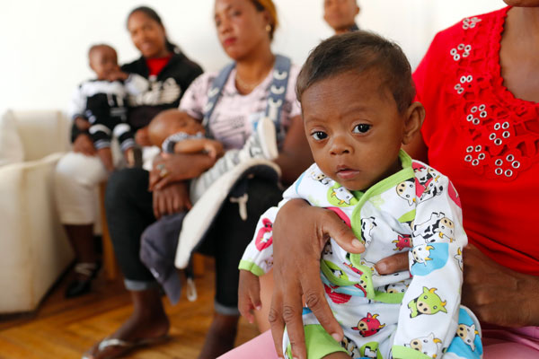 Familles en attente d'une consultation à Madagascar