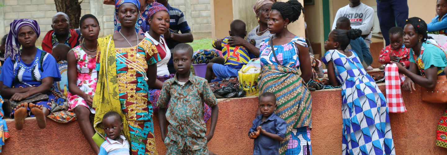 Une jeune fille au Pavillon des Enfants à Kaboul