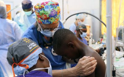 Deux infirmières prennent soin d'un enfant.