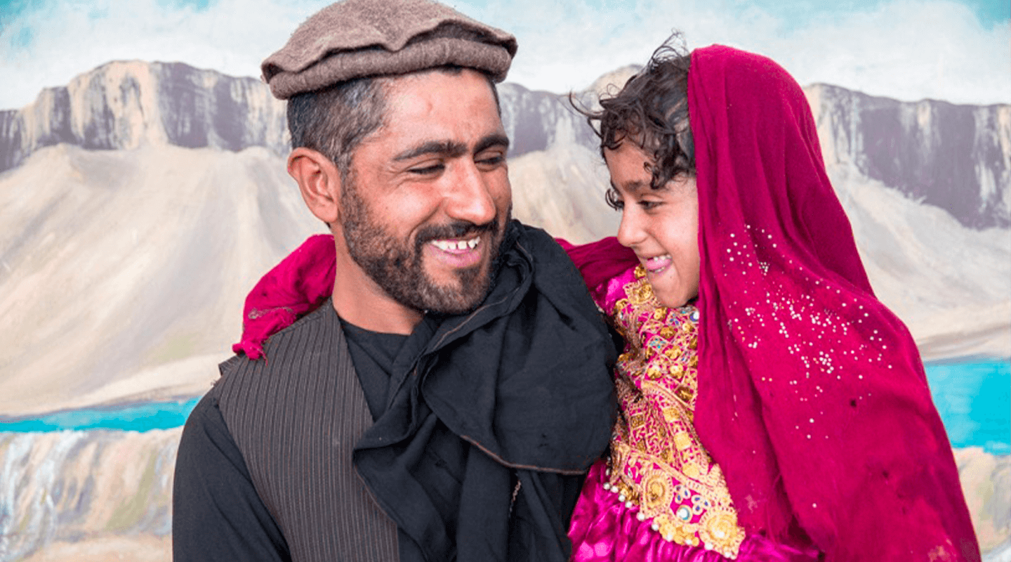 Un père avec son enfant à l'IMFE de Kaboul