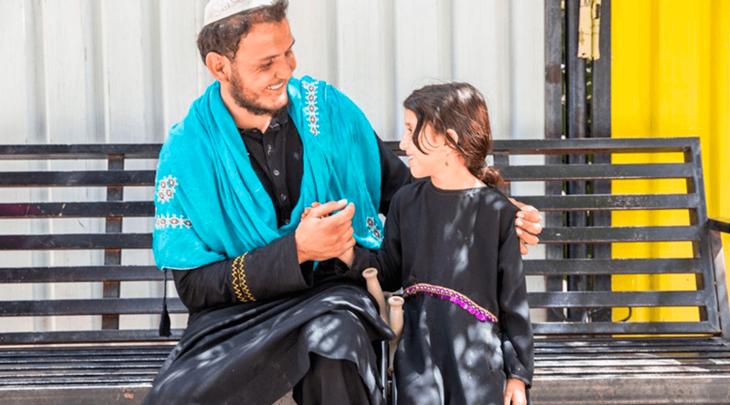 Un père avec sa fille à l'IMFE de Kaboul