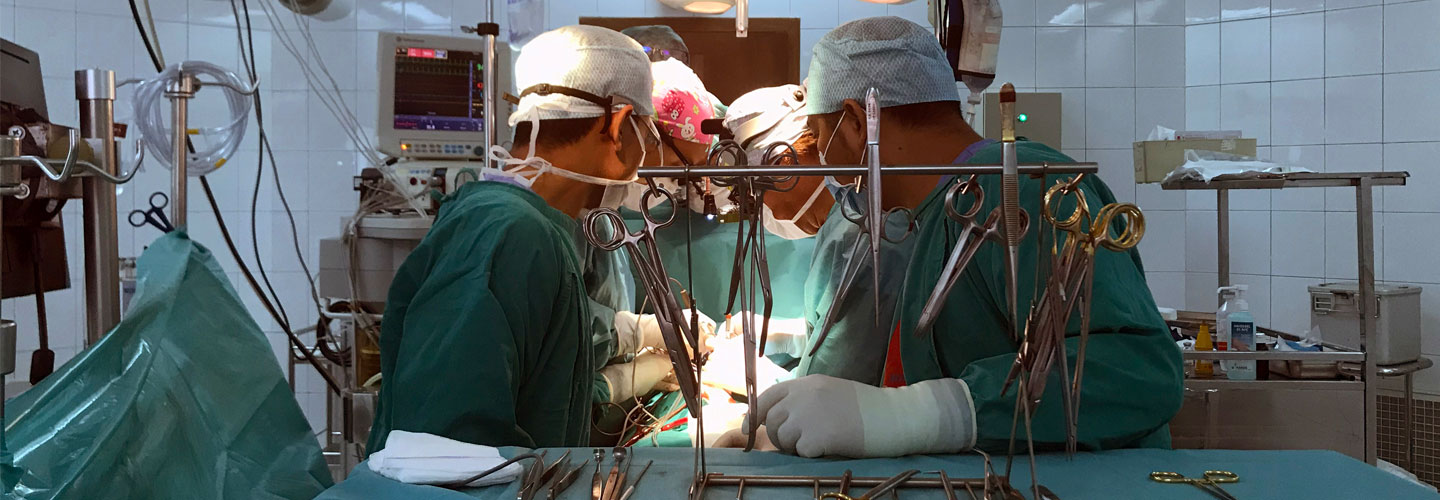 Médecins au bloc opératoire à l'Hôpital d'Enfants Jayavarman VII