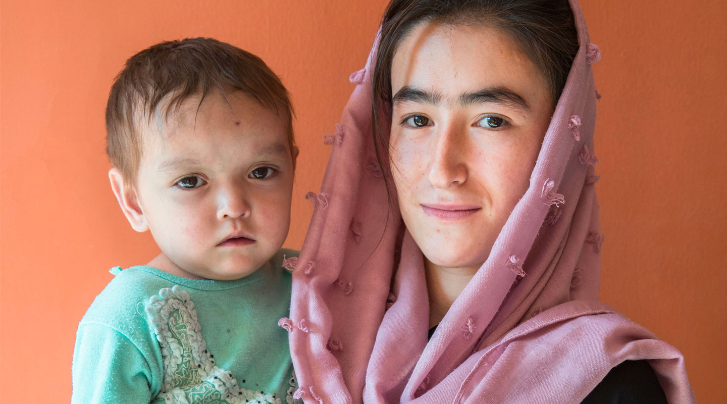 Une mère avec sa fille à l'IMFE de Kaboul