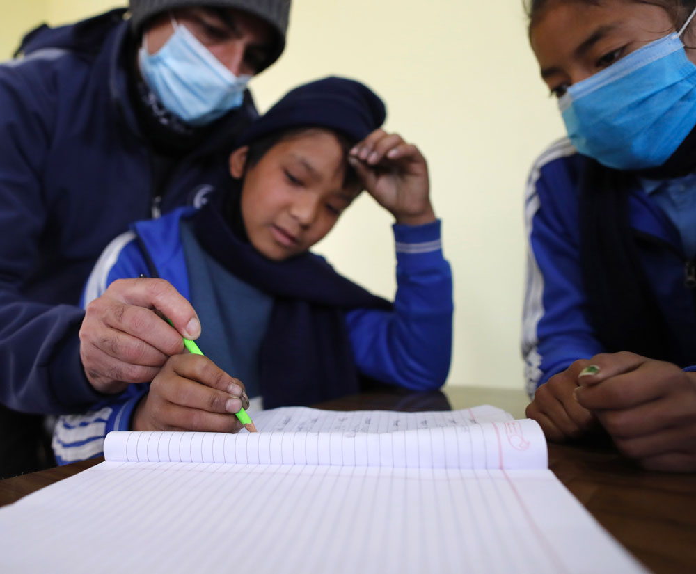 Aide à la scolarité dans le centre de Godawari au Népal