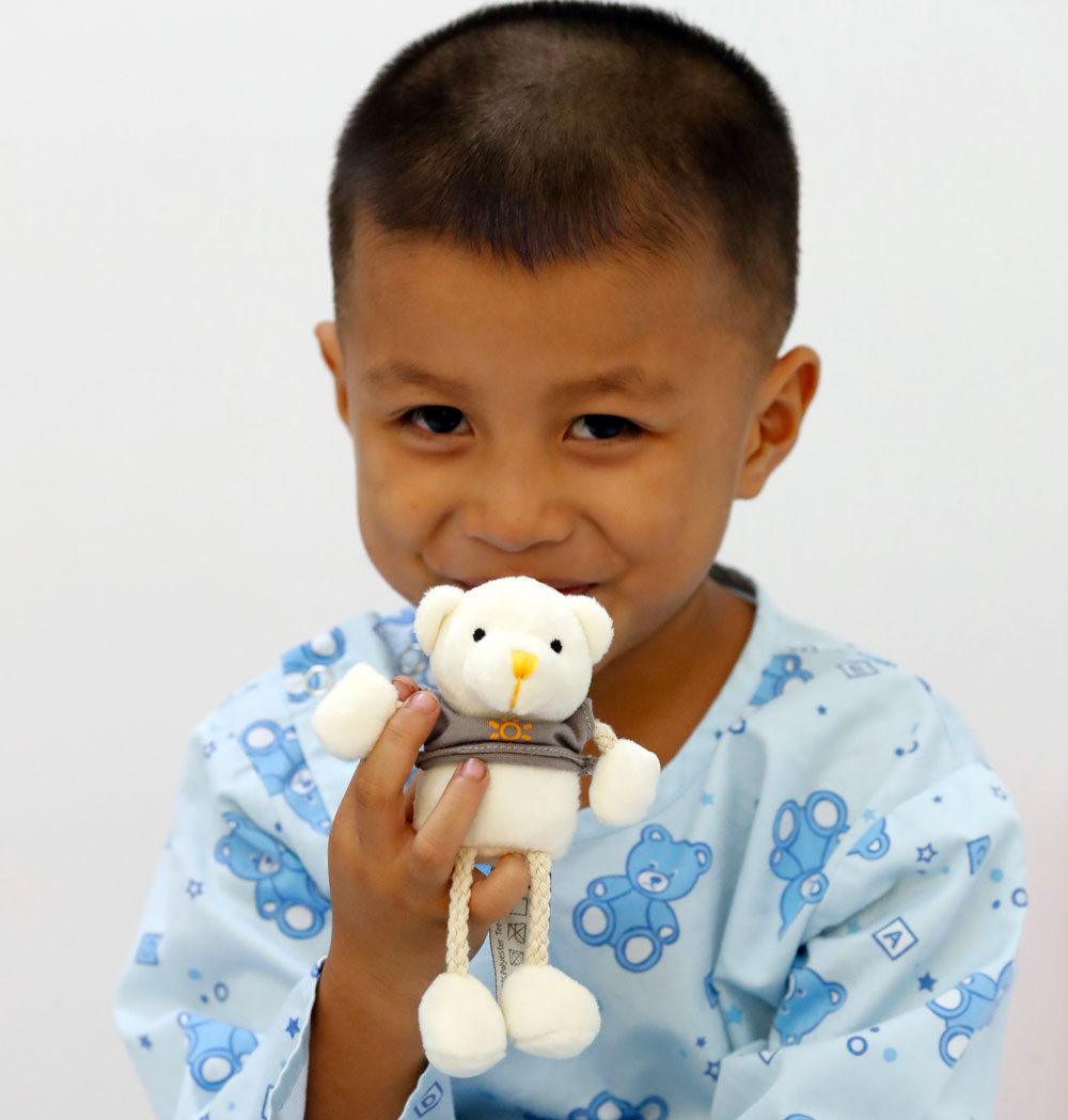 Bao, a child suffering from heart disease and treated with the support of La Chaîne de l&apos;Espoir