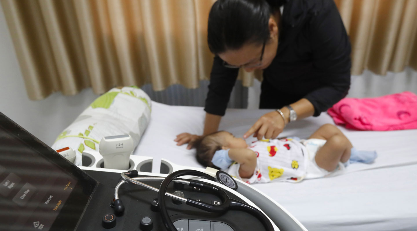 Bébé souffrant d'une cardiopathie à l'hôpital Tam Duc à Ho Chi Minh Ville au Vietnam