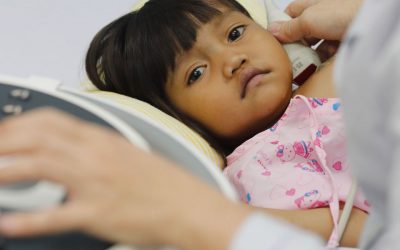 Echographie d'un enfant souffrant d'une cardiopathie à l'hôpital Tam Duc à Hô-Chi-Minh-Ville au Vietnam