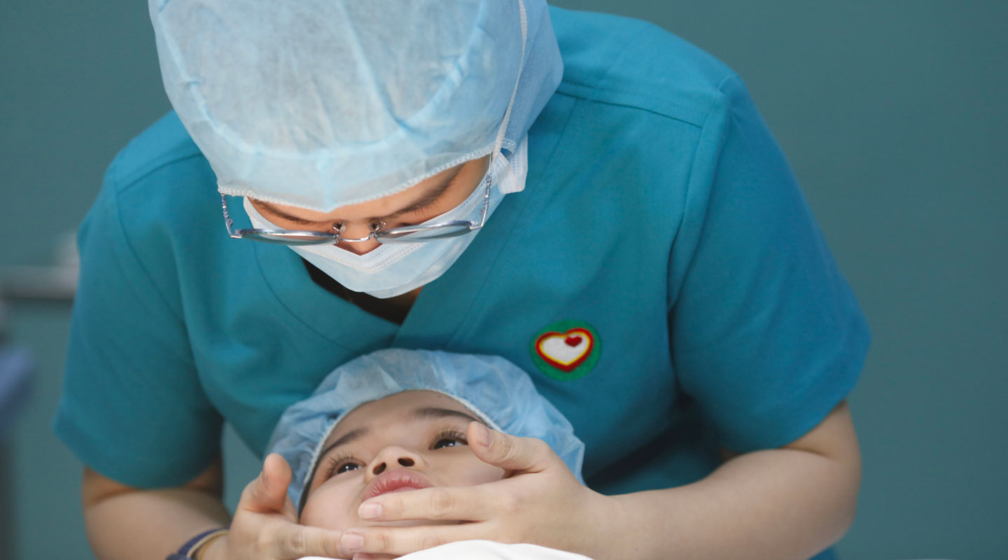 Un enfant et un anesthésiste au bloc opératoire de l'hôpital Tam Duc à Ho Chi Minh Ville au Vietnam