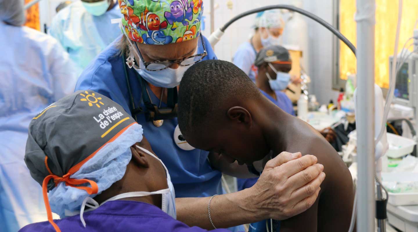 Un père avec son enfant à l'IMFE de Kaboul