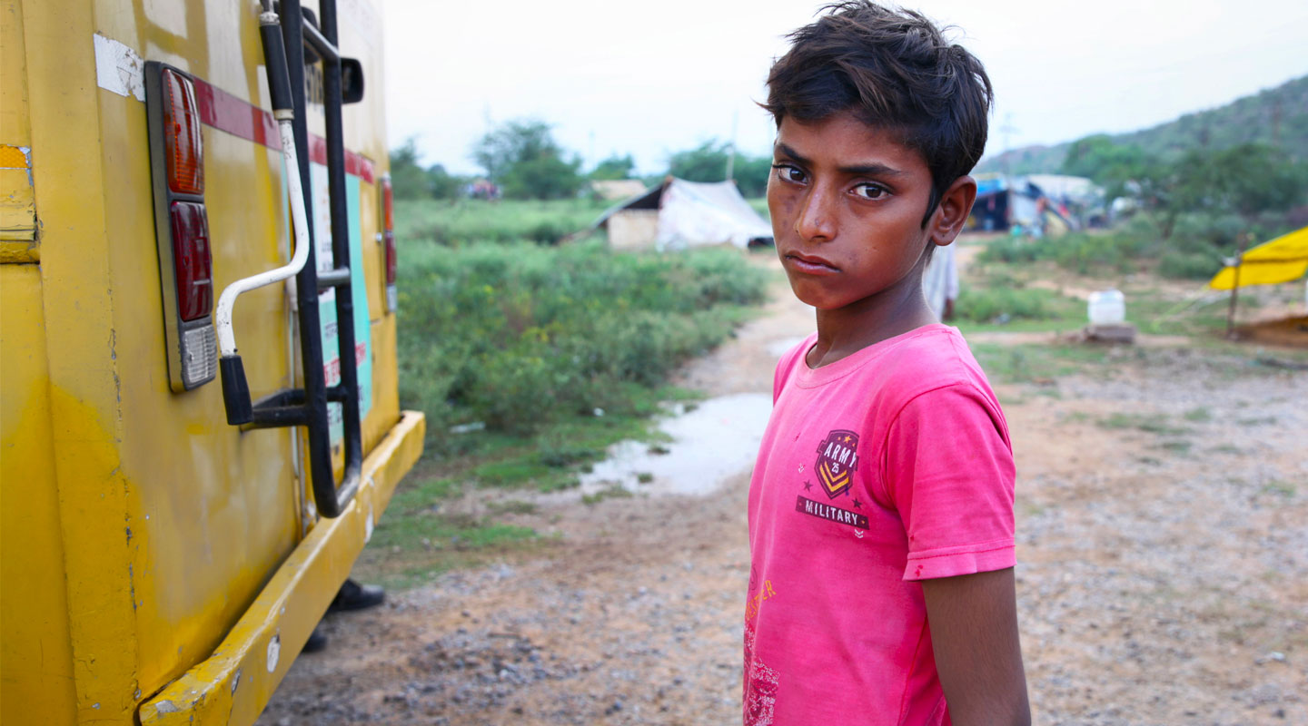 Jeune garçon devant une clinique mobile à Jaipur