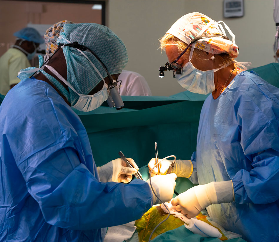 Operation carried out by a Malian surgeon and a Chaîne de l&apos;Espoir volunteer