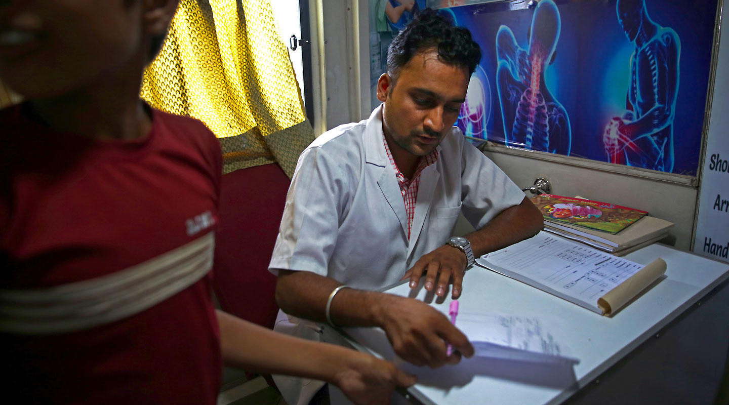 Médecin dans une clinique mobile à Jaipur