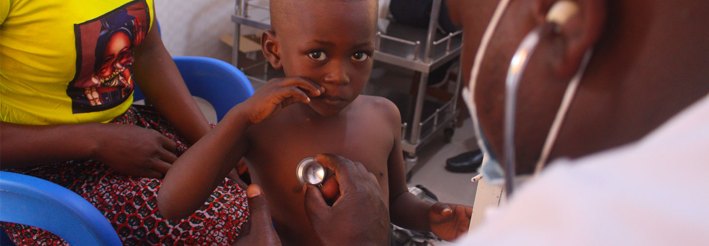 Consultation pendant une mission chirurgicale itinérante de La Chaîne de l'Espoir au Togo