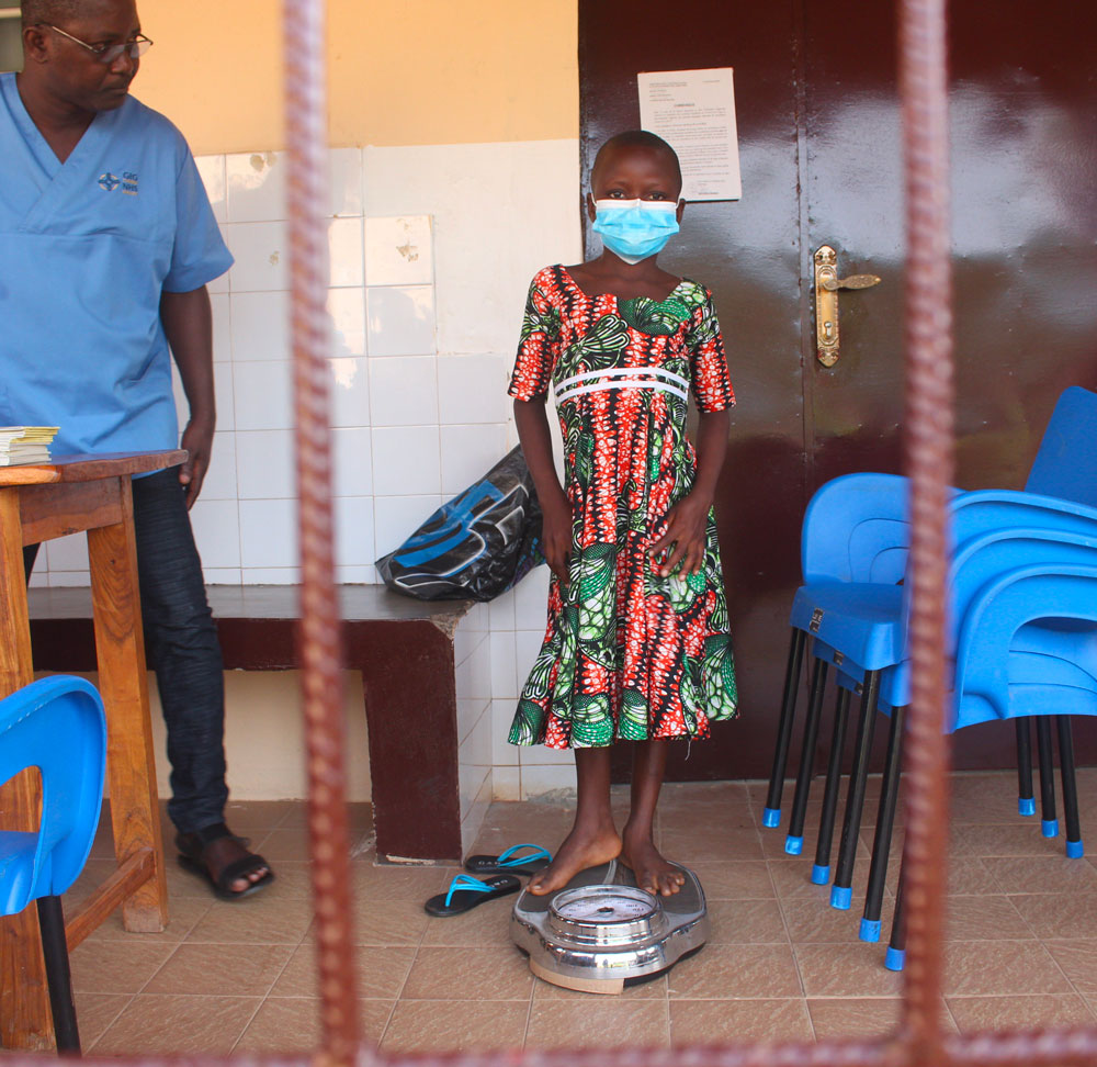 Pesée d'une enfant lors d'une mission itinérante de La Chaîne de l'Espoir au Togo