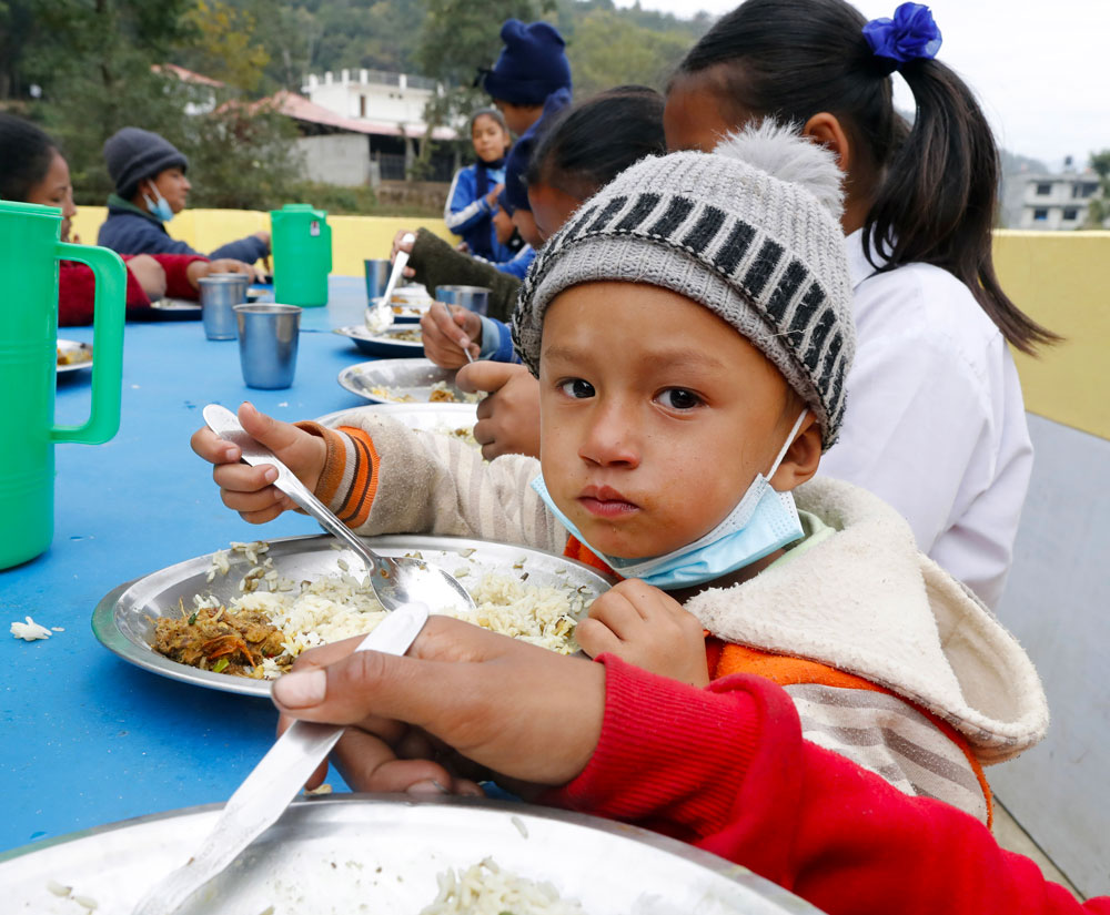 Repas au centre de Godawari au Népal