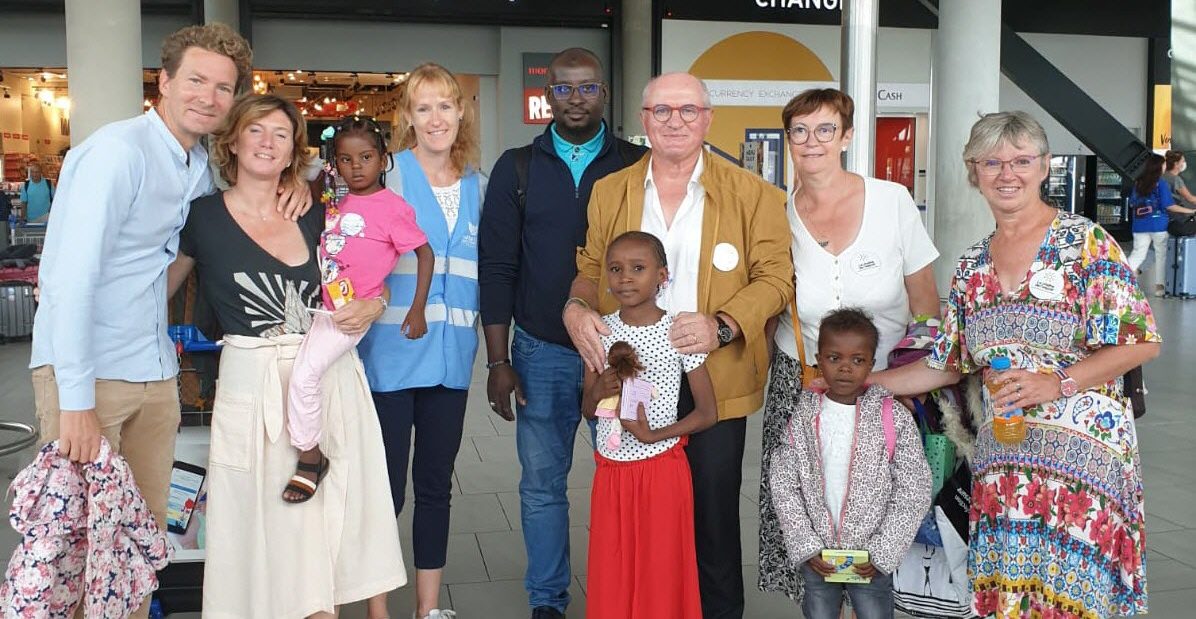 Zeinabou, Mariam et Aichatou avec leur famille d'accueil et le docteur Daouda