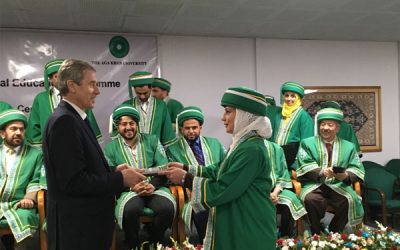 Femme médecin recevant son diplôme en Afghanistan