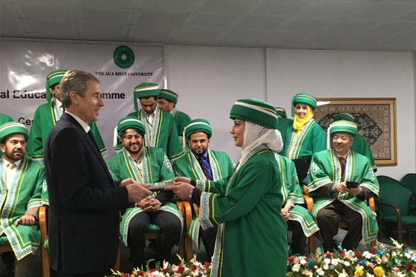 Femme médecin recevant son diplôme en Afghanistan