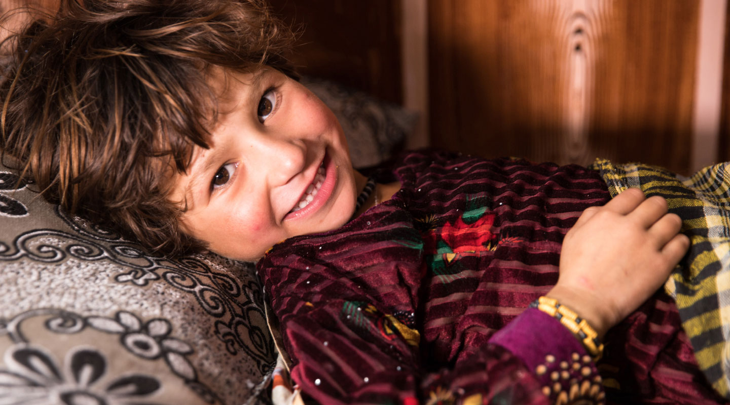 Un père avec son enfant à l'IMFE de Kaboul