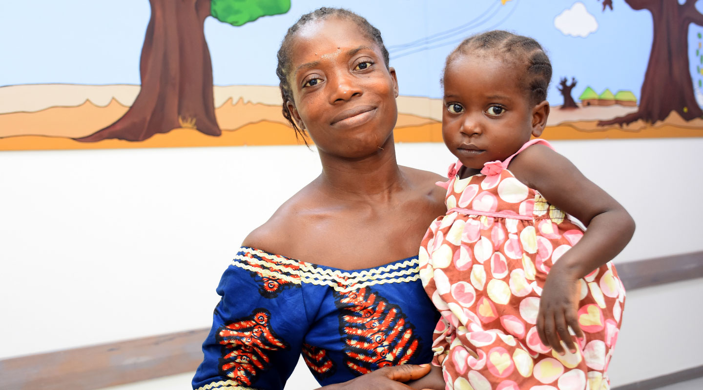 Un père avec sa fille à l'IMFE de Kaboul