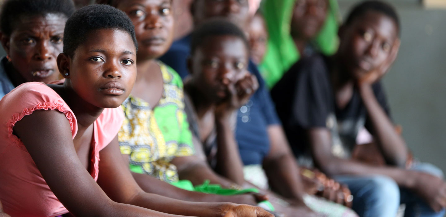 Un père avec son enfant à l'IMFE de Kaboul