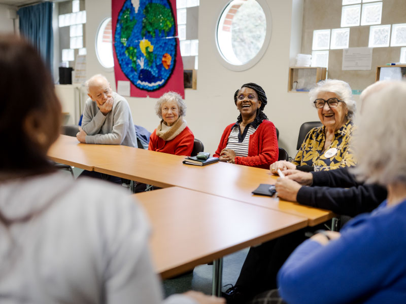 Une partie des parrains et marraines soleil mobilisés à<br />
l’Hôpital d’Enfants Margency, réunis à l’occasion d’un groupe de parole.