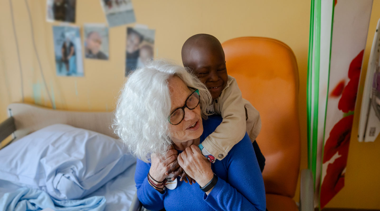 Un père avec son enfant à l'IMFE de Kaboul