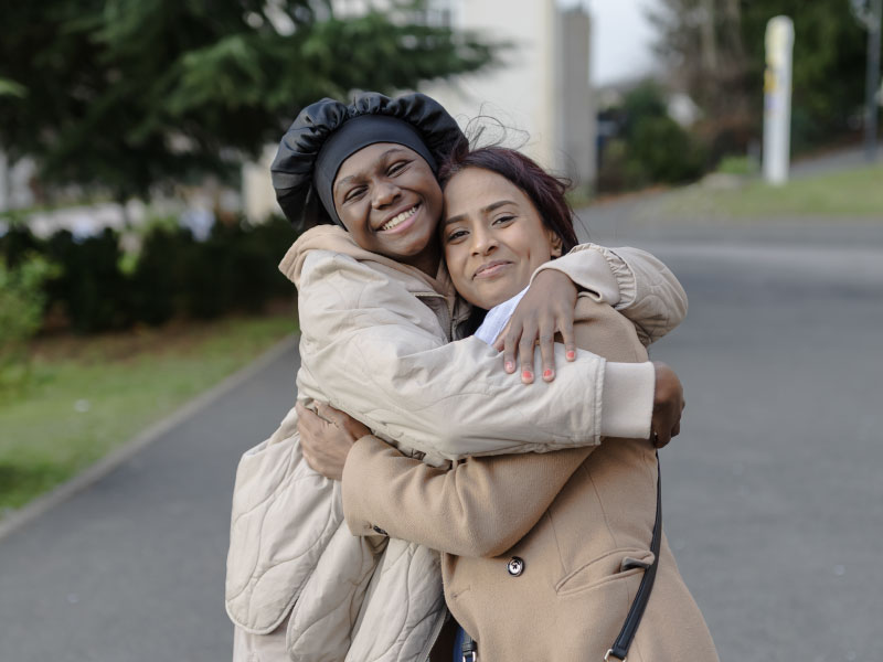 Eline et sa marraine soleil Nadia, devant l'hôpital de Margency.